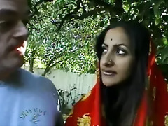 Indian slut in sari sucks meaty boner while getting banged